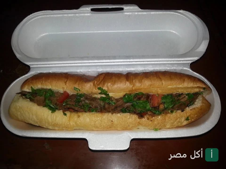 ساندوتش وجبات سريعة في علبة تيك أواي من مطعم الشافعي في إمبابة