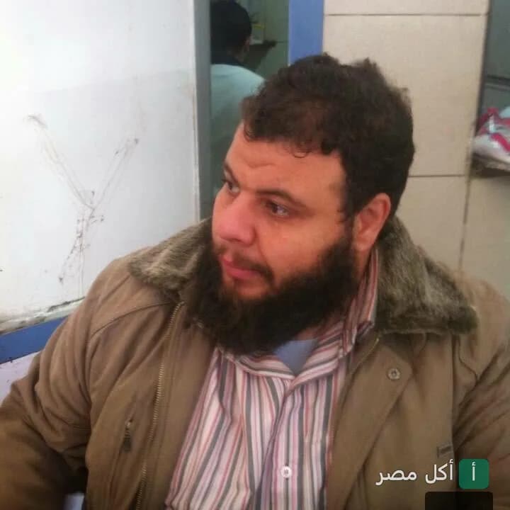 أحد العاملين داخل مطعم الشافعي في إمبابة.