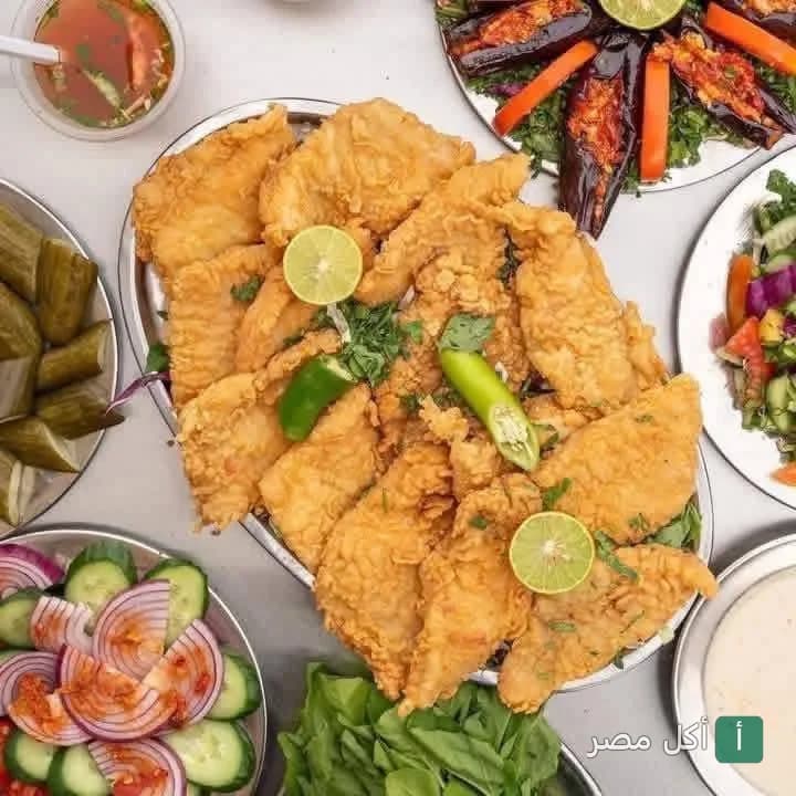 طبق بانيه مقلي مقرمش مع مقبلات وسلطات متنوعة في مطعم كبده ومخ العمدة بإمبابة.