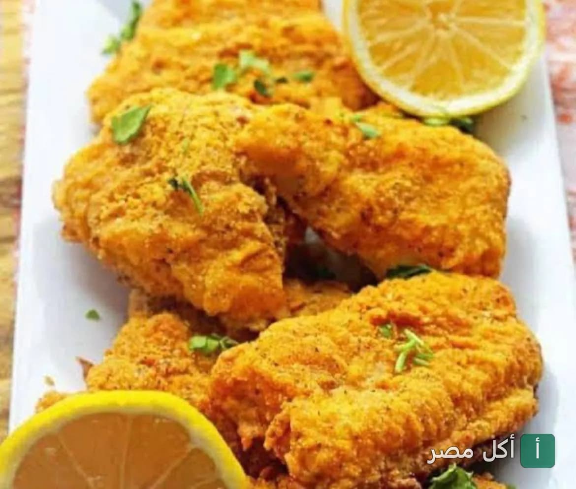 طبق كبده مقلية مقرمشة مع شرائح الليمون في مطعم كبده ومخ العمدة بالوراق.