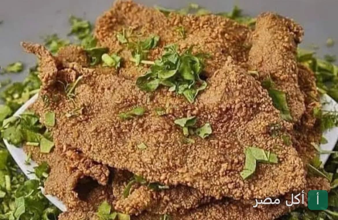 طبق كبدة مقلية مقرمشة مزينة بالبقدونس في مطعم كبدة ومخ العمدة بالوراق.