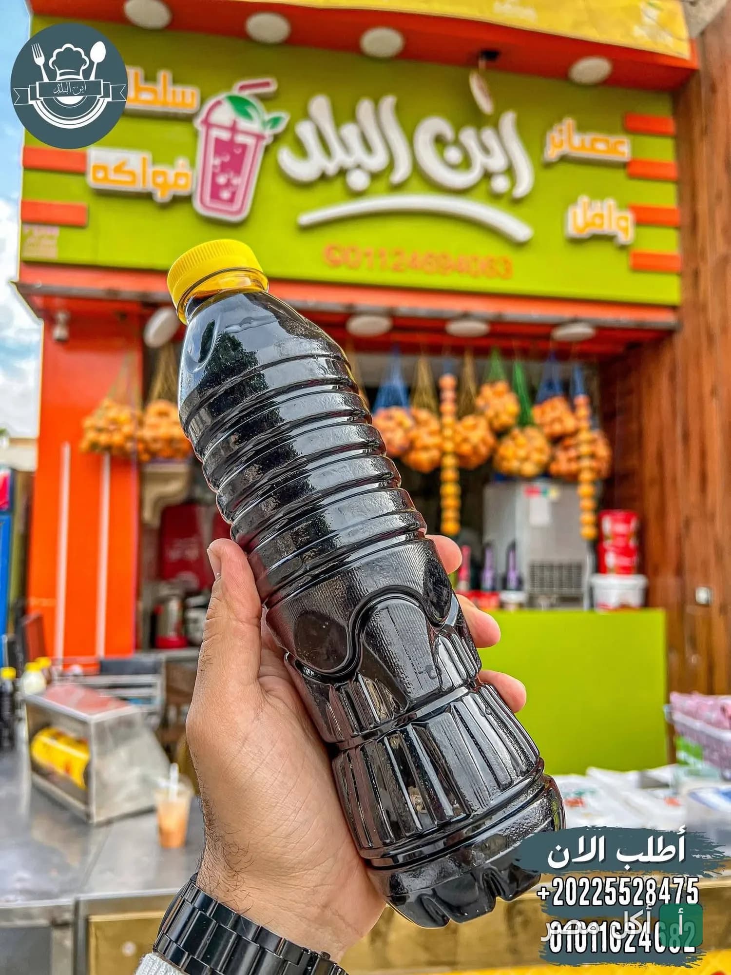 زجاجة عصير طبيعي أمام واجهة مطعم كبابجي ابن البلد في إمبابة.