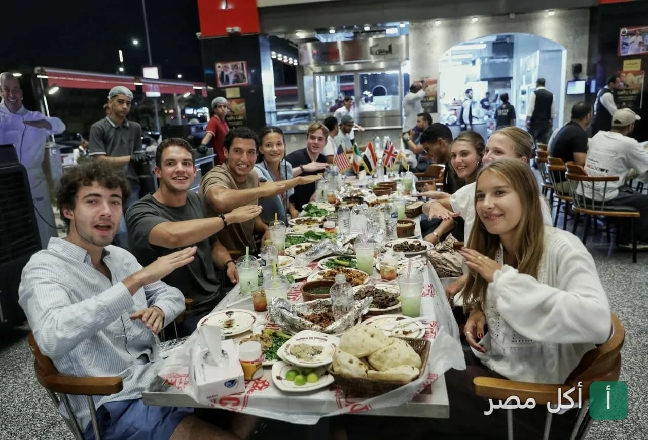 مجموعة من الأصدقاء يتناولون الطعام في مطعم البرنس بإمبابة.