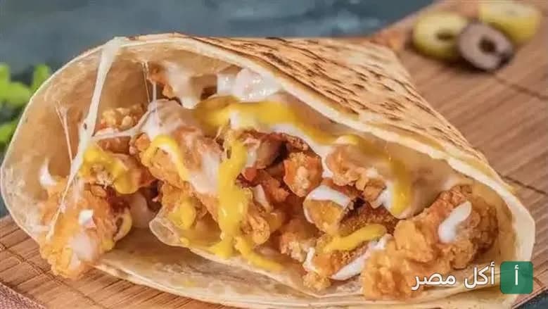 ساندوتش كريب مقرمش محشو بقطع الدجاج والجبنة السايحة من مطعم كابوزيا في إمبابة.