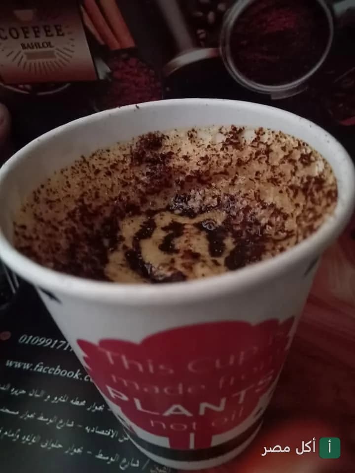كوب قهوة برغوة غنية في بهلول كافيه بمنطقة المنيرة في إمبابة.