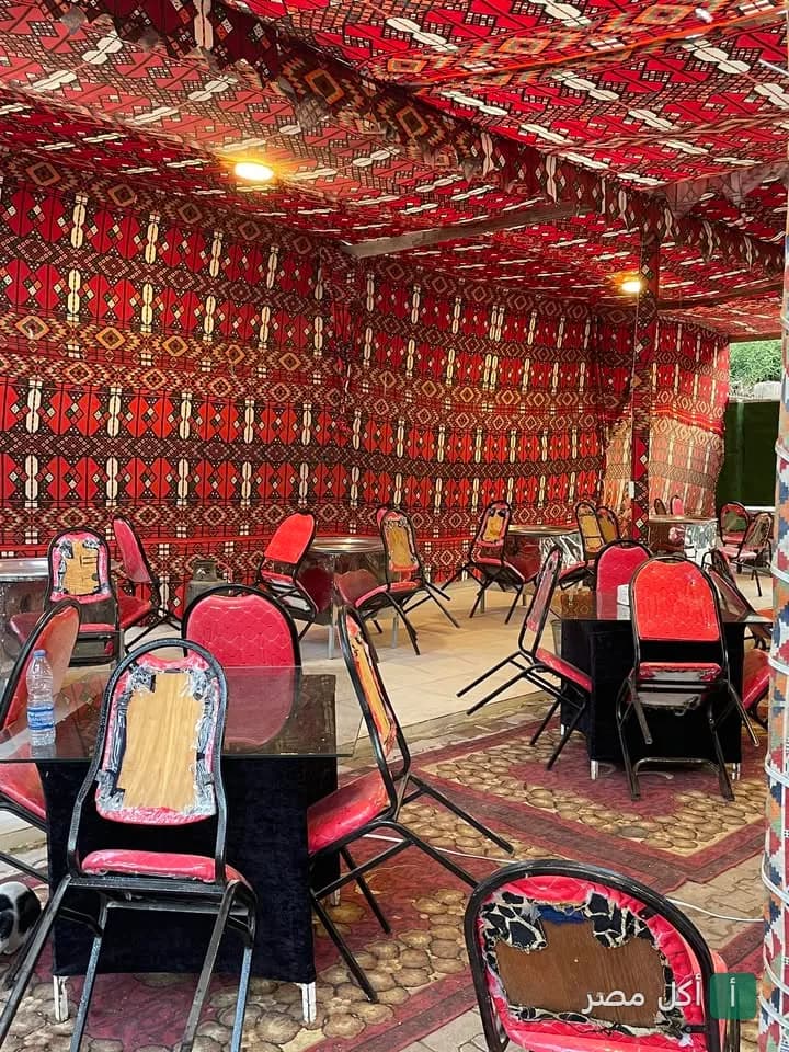 جلسة خارجية في خيم محمد بركة بكرداسة مزينة بأقمشة الخيامية التقليدية