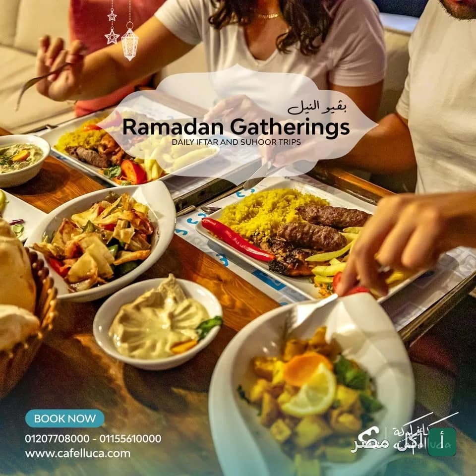 أشخاص يتناولون وجبات الإفطار والسحور على مركب كافيلوكة في الصف بالجيزة.