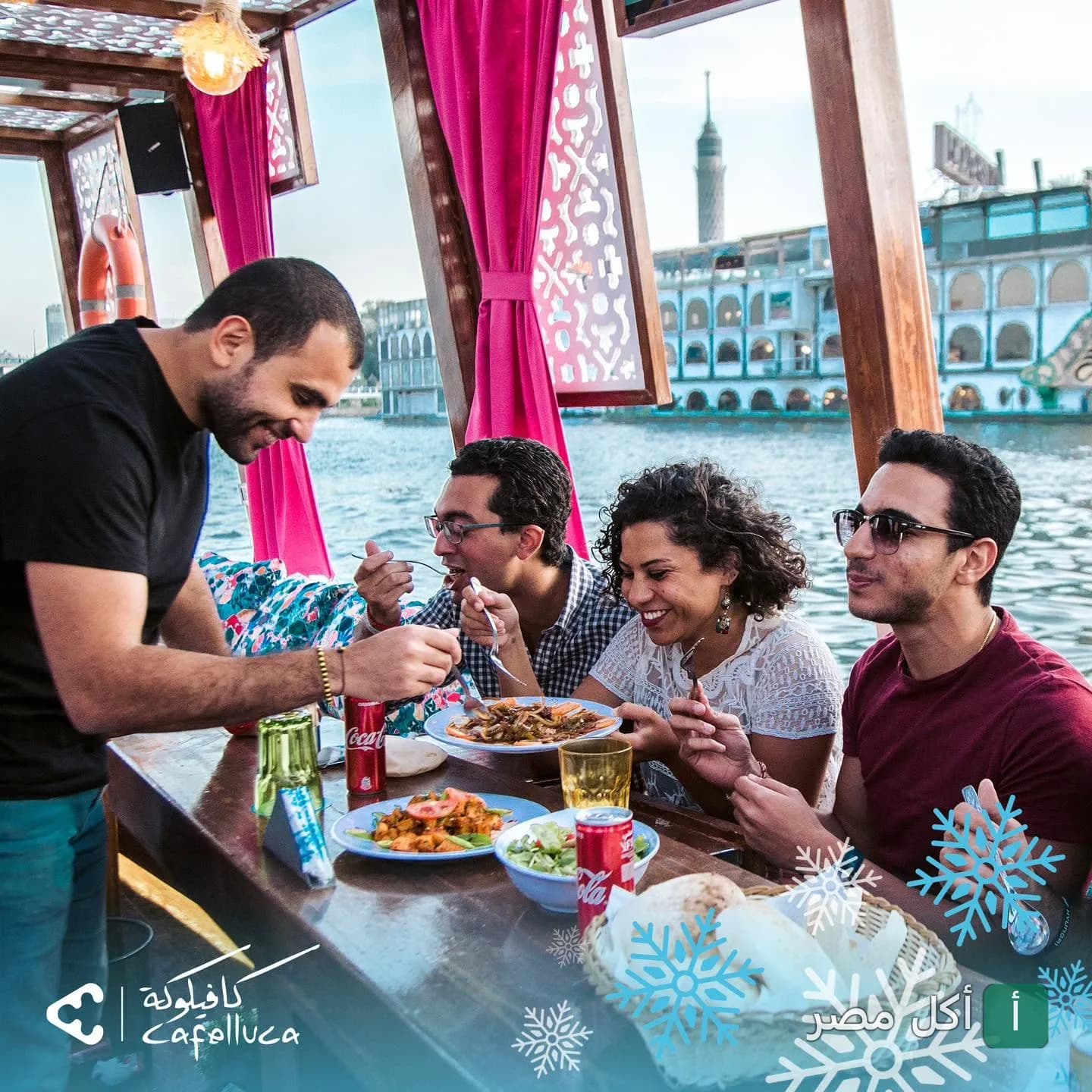 مجموعة من الأصدقاء يتناولون الطعام على مركب كافيلوكة في النيل.