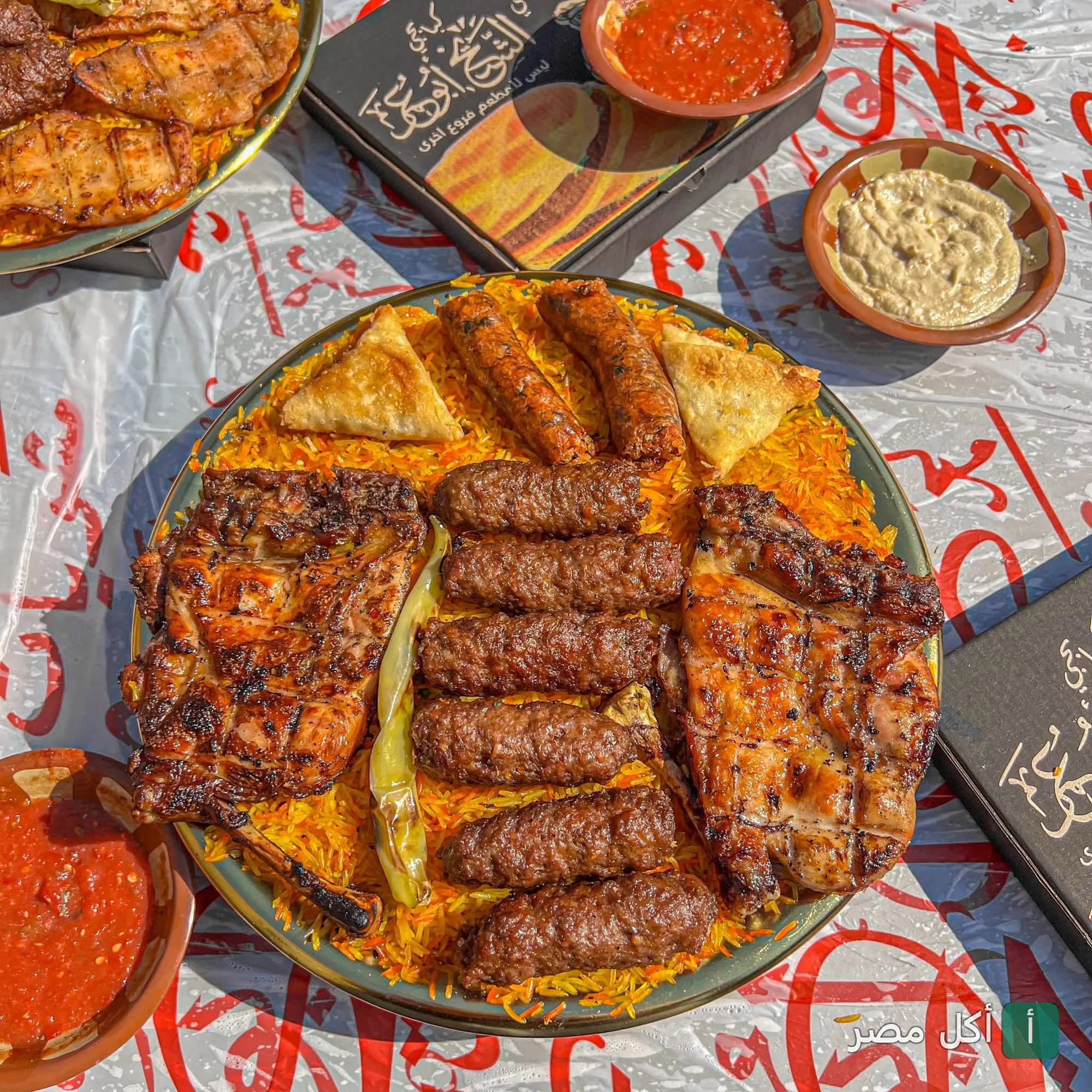 طبق مشويات مشكل يضم كفتة ودجاج مشوي مع أرز مبهر ومقبلات من مطعم الشيخ أبو عمر بالصف.