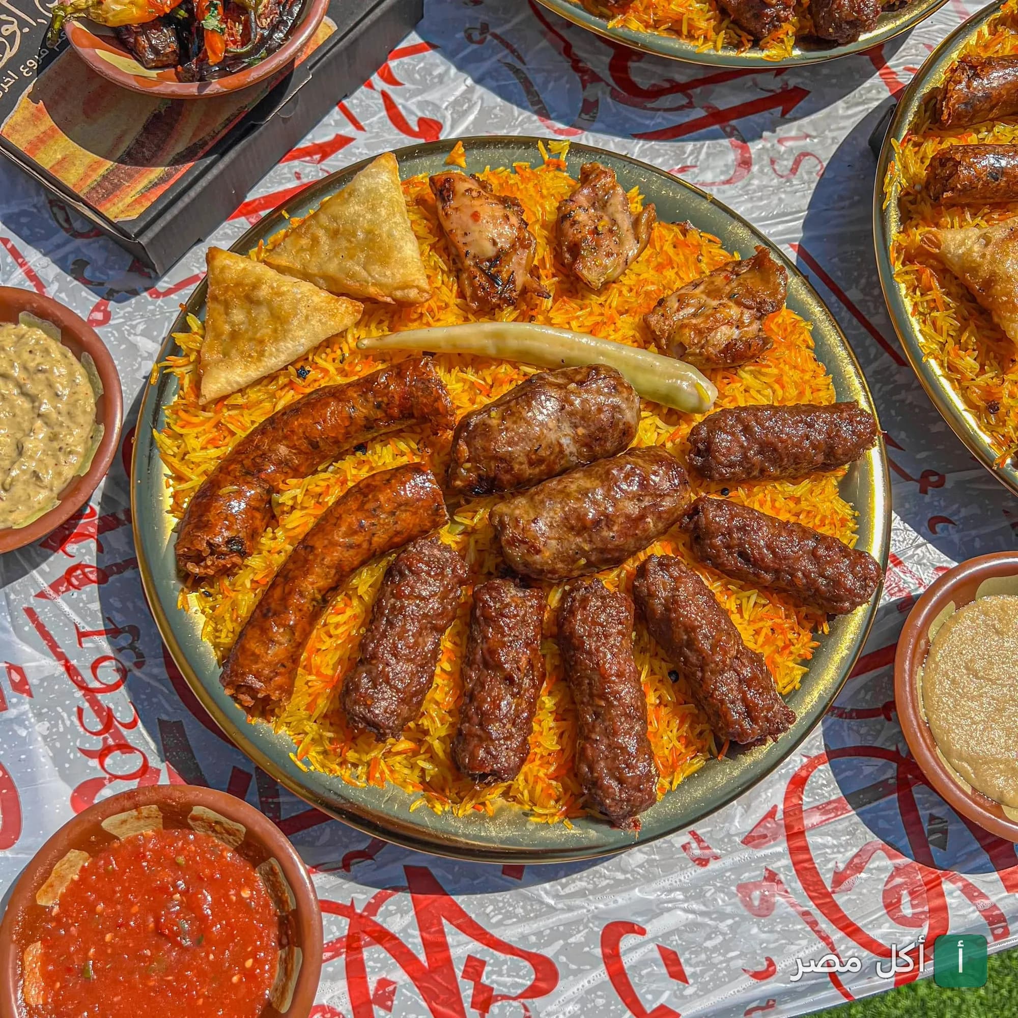 طبق مشويات مشكل من كفتة وسجق مع أرز بسمتي وسمبوسك في مطعم الشيخ أبو عمر بالصف.