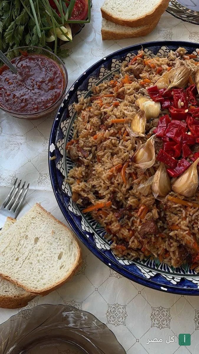 طبق أرز باللحم والجزر والثوم في مطعم جولدن بلوف بالصف