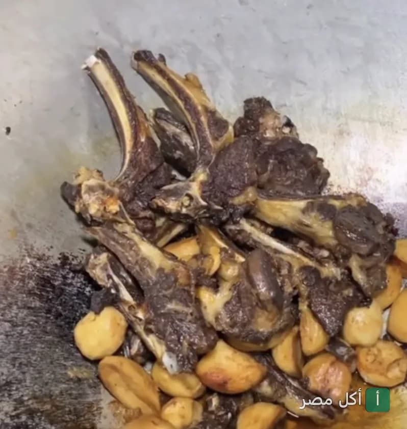 طبق ريش ضاني مشوية مع بطاطس محمرة من مطعم جولدن بلوف في الحي السابع بالصف.