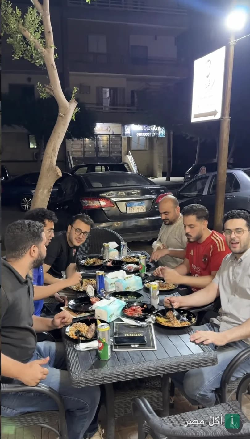 مجموعة أصدقاء يتناولون العشاء في الجلسة الخارجية لمطعم جولدن بلوف بالحي السابع في الصف.