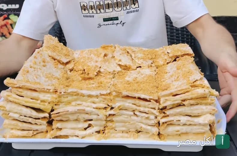 طبق كبير من أم علي بطبقات العجين المقرمشة في مطعم جولدن بلو بالحي السابع في الصف.