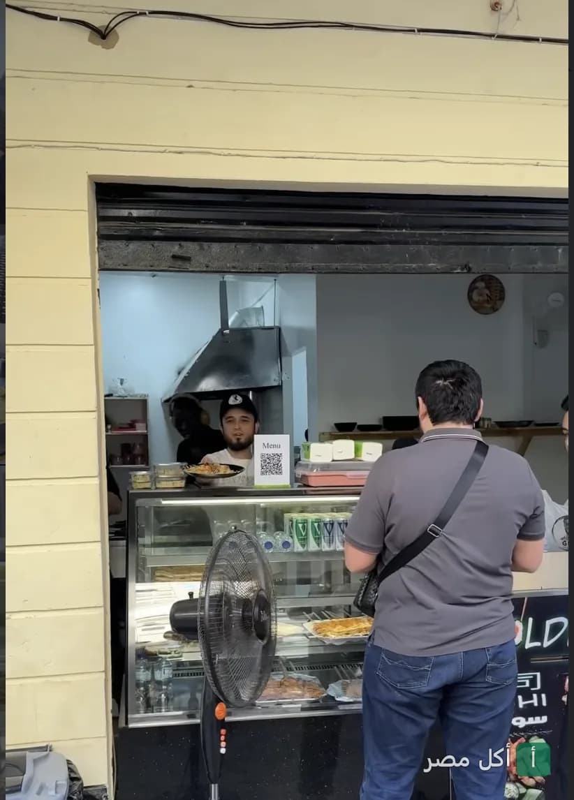 زبون يطلب الطعام من نافذة مطعم جولدن بلوف في الحي السابع بالصف.