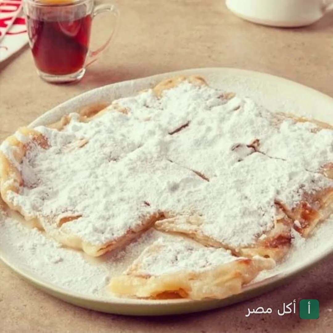 فطيرة حلوة مرشوشة بالسكر البودرة في مطعم 700 فهرنهايت بالصف