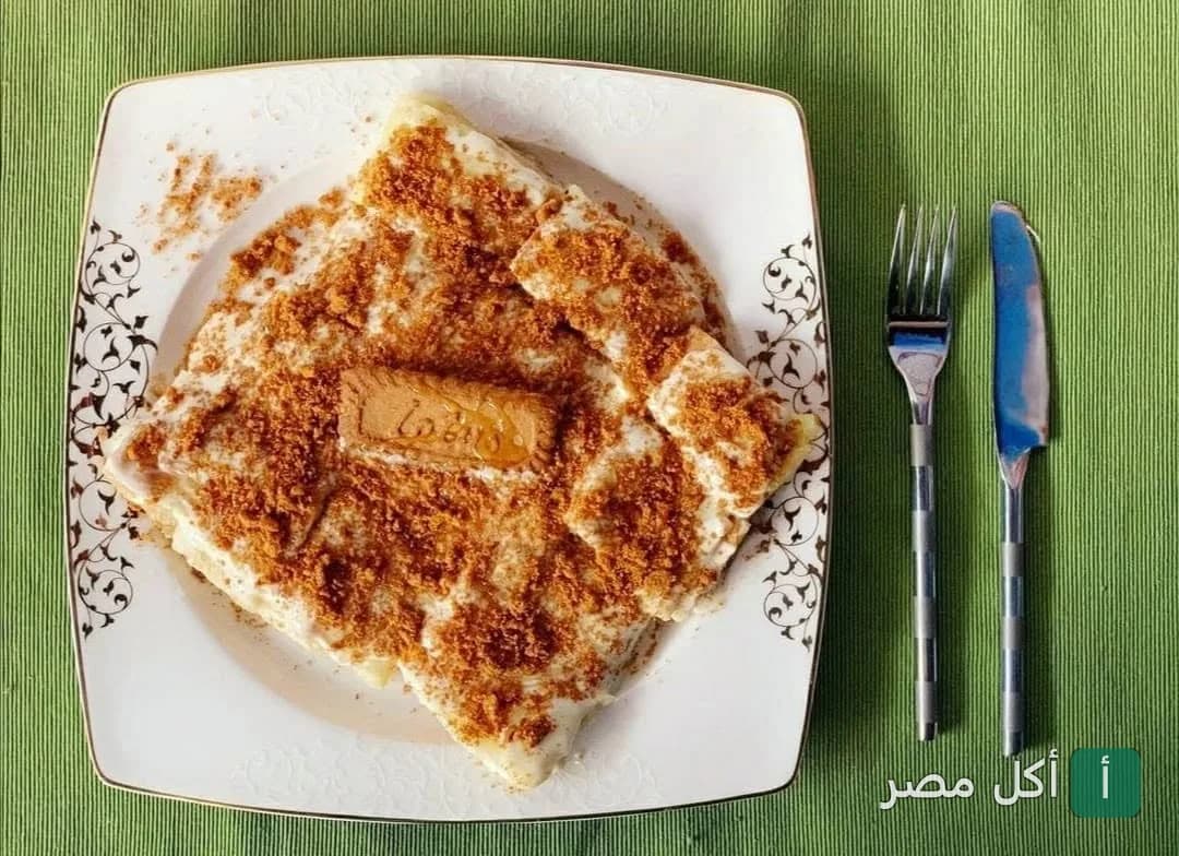 طبق حلوى بصوص اللوتس والبسكويت المطحون من مطعم 700 فهرنهايت في الصف.
