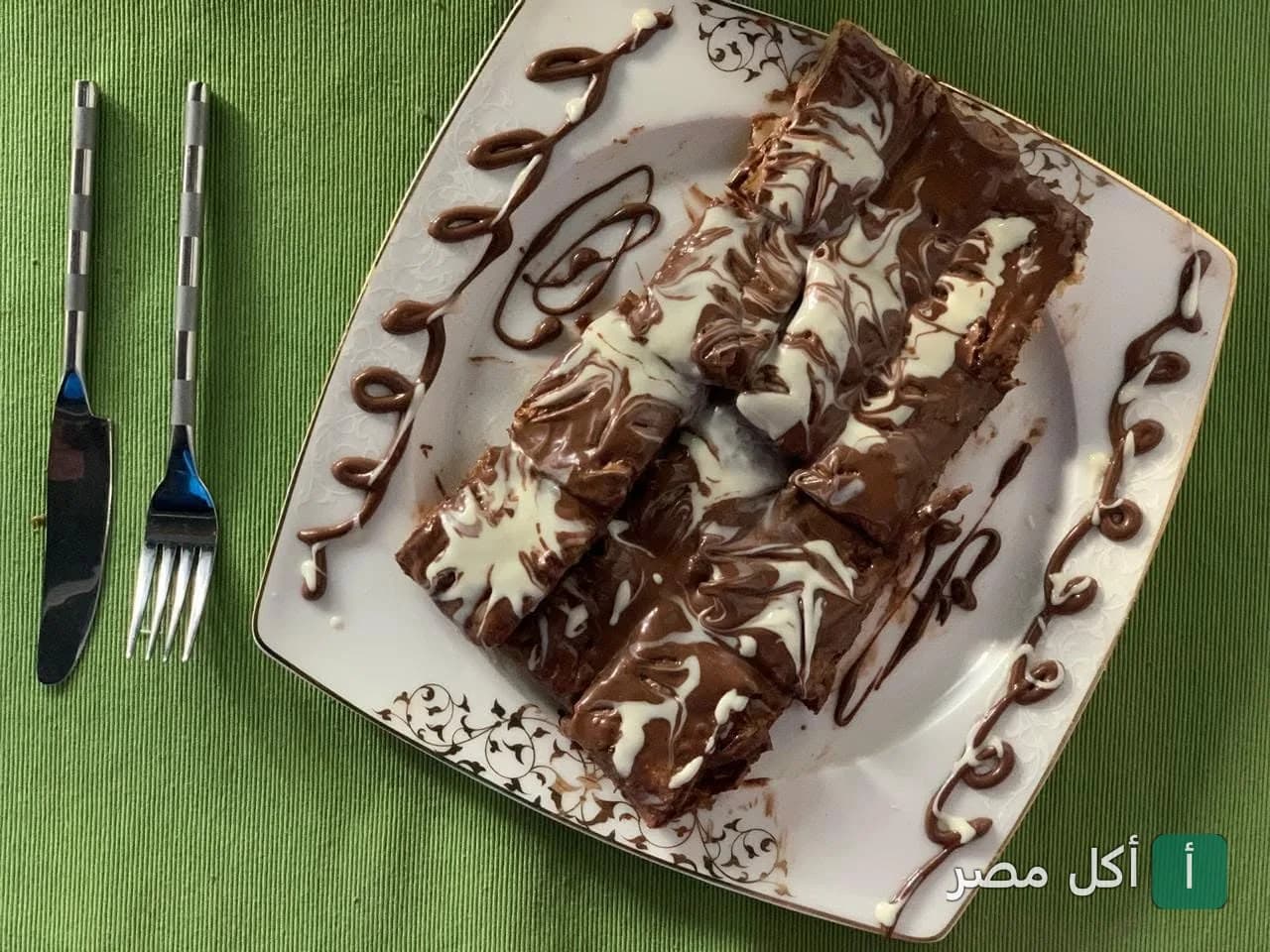 قطع حلوى مغطاة بصوص الشوكولاتة البيضاء والبنية في مطعم 700 فهرنهايت بالصف.