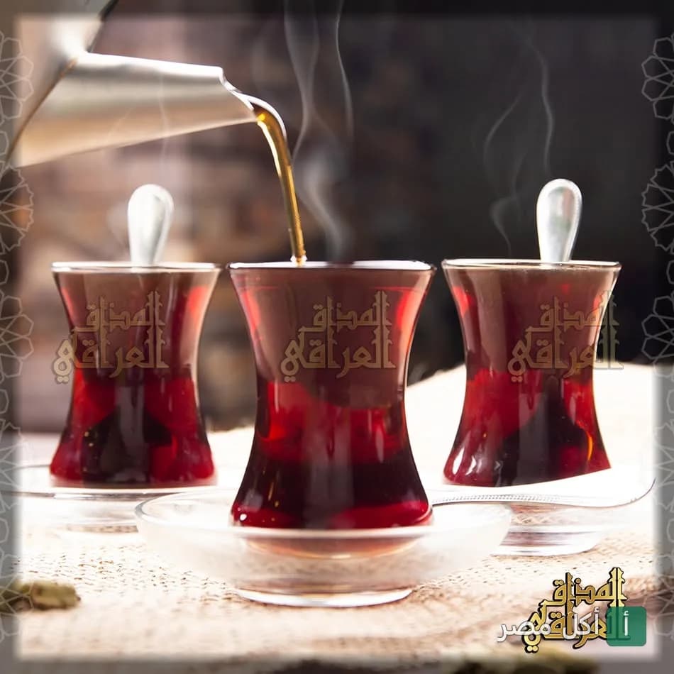 صب الشاي العراقي الساخن في أكواب زجاجية تقليدية في مطعم المذاق العراقي بالصف.