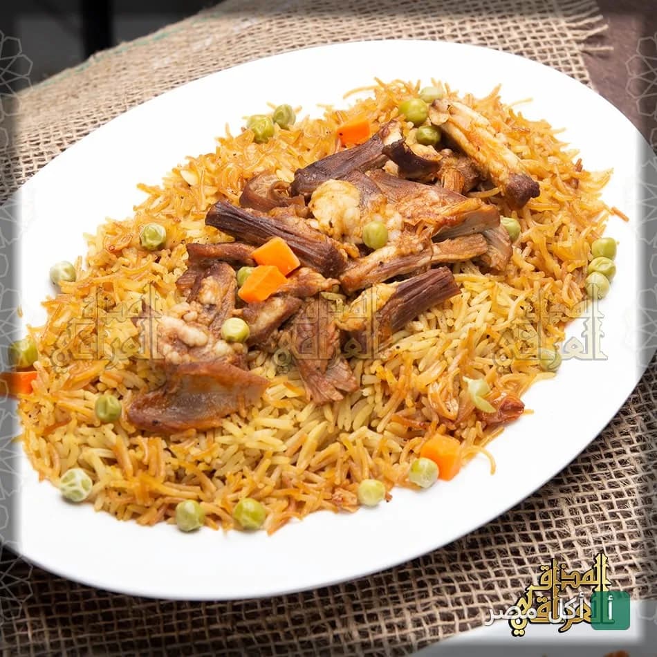 طبق أرز عراقي باللحم والبازلاء في مطعم المذاق العراقي بالصف