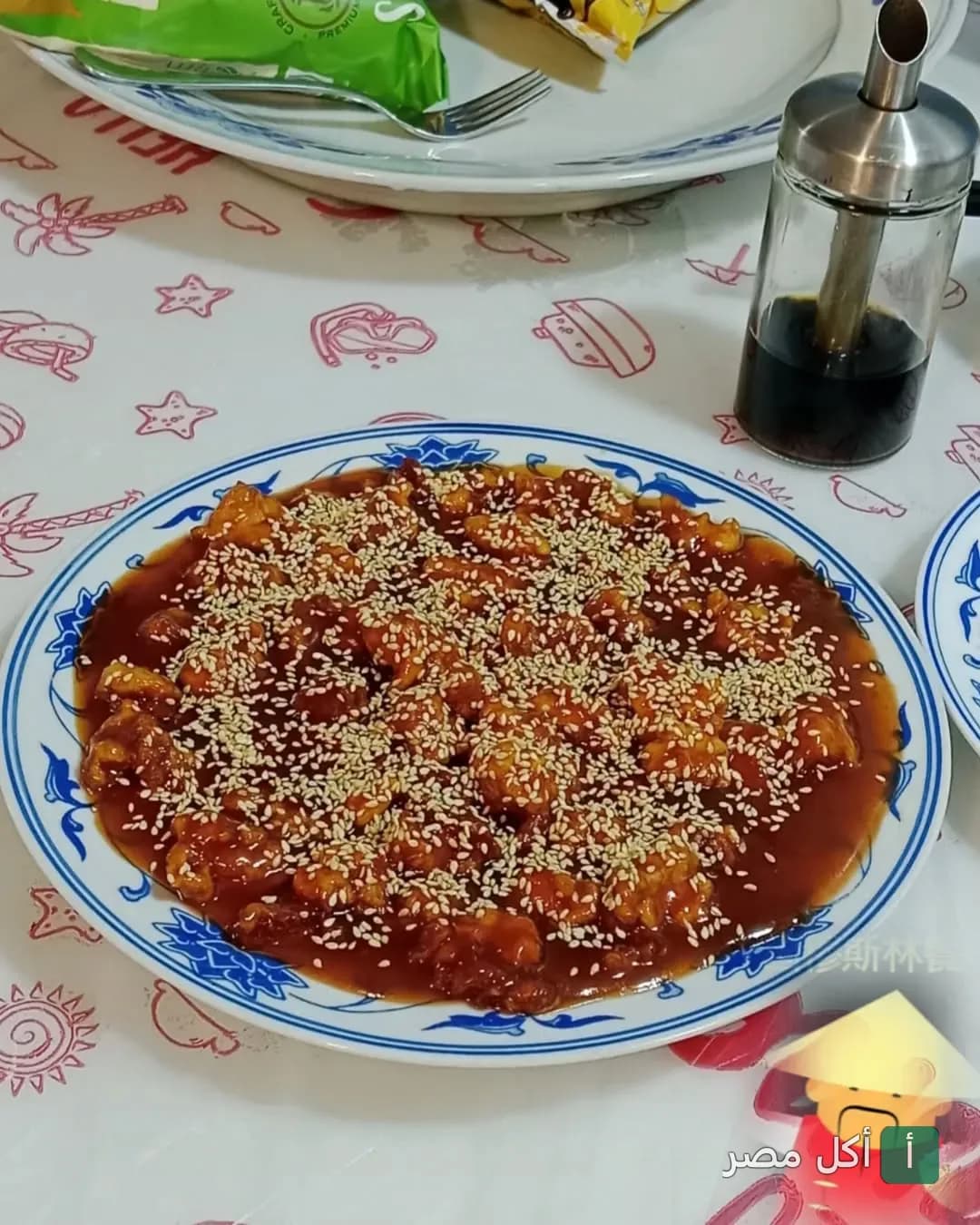 طبق دجاج بالصوص الأحمر والسمسم في مطعم ذا تشاينيز مسلم بالصف.