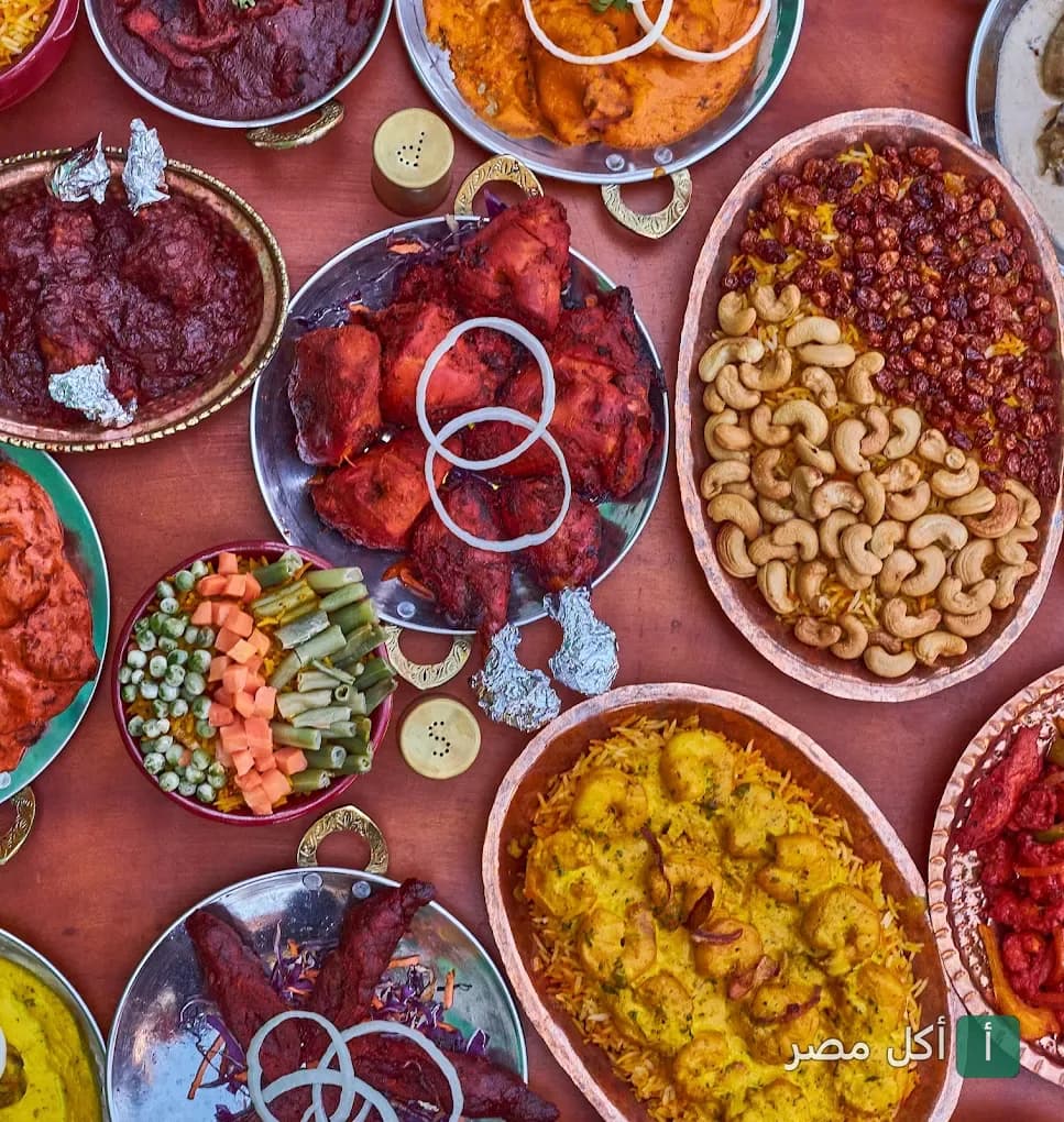 تشكيلة متنوعة من الأطباق الهندية التقليدية مثل الدجاج التندوري والأرز بالجمبري في مطعم إنديا جيت بمدينة نصر.