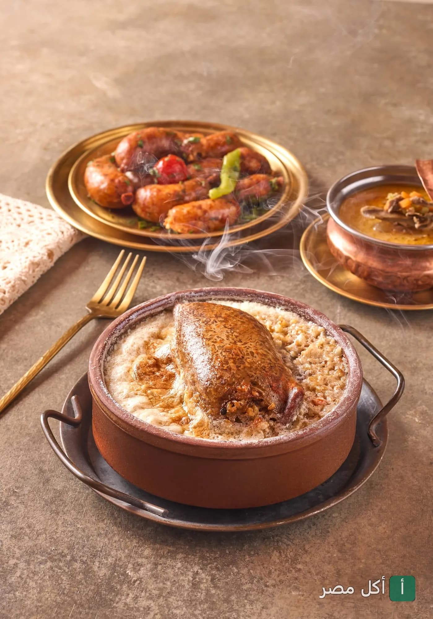 طاجن حمام محشي بالأرز يقدم في مطعم الخديوي بالصف مع أطباق جانبية شرقية.