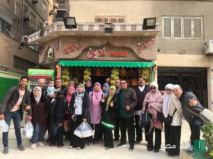 مجموعة من الزوار أمام واجهة مطعم أولاد صالحين في الحي السابع بالصف.
