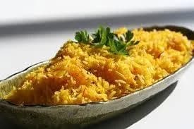 طبق أرز أصفر مبهر مزين بالبقدونس في مطعم ميت يارد إيجيبت بمدينة نصر.