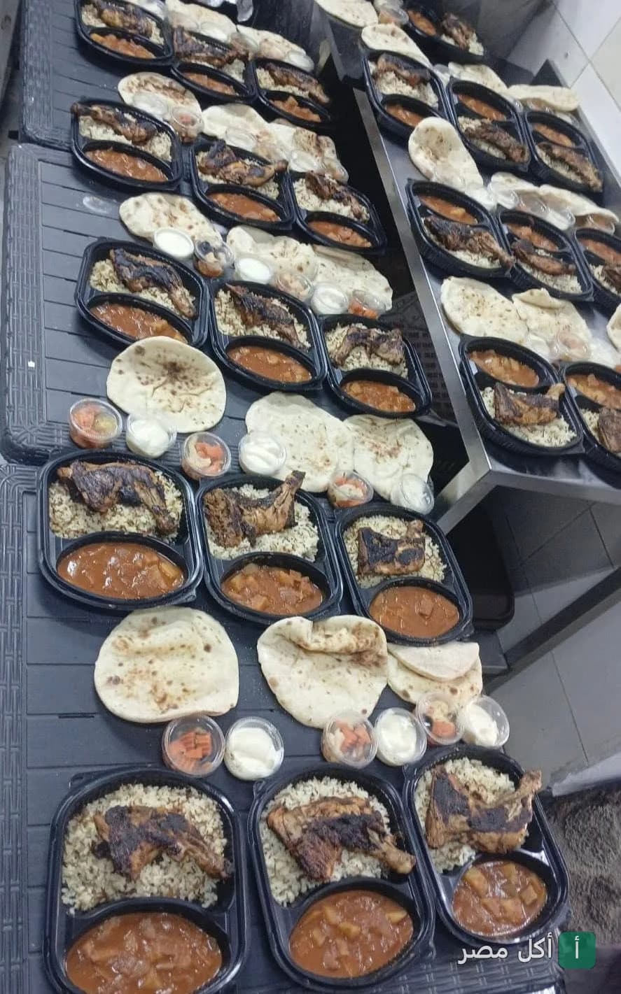 طلبات وجبات سريعة جاهزة للتسليم في مطعم ميت يارد إيجيبت بالصف، تحتوي على دجاج مشوي وأرز وخبز.