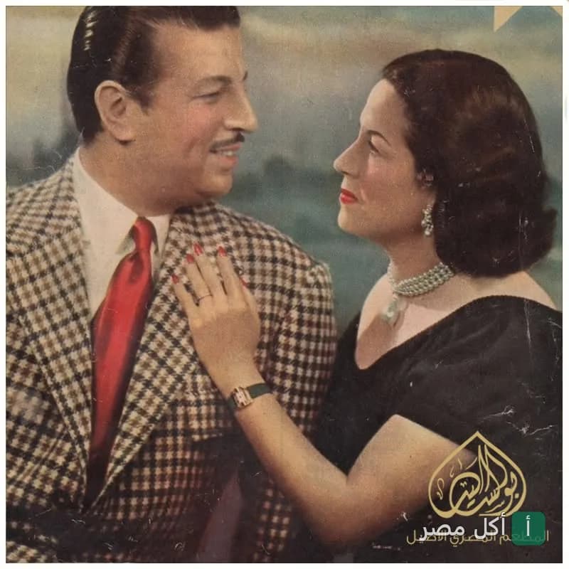 صورة كلاسيكية بالأبيض والأسود لرجل وامرأة من زمن الفن الجميل في مطعم أبو السيد.