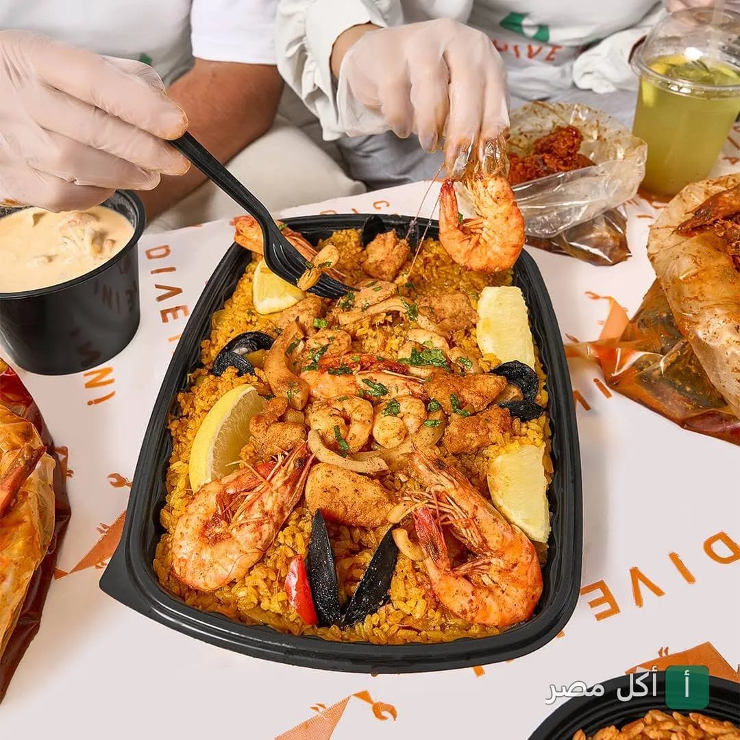 طبق أرز بالمأكولات البحرية والجمبري في مطعم كلامز آند كلوز بأركان بلازا.