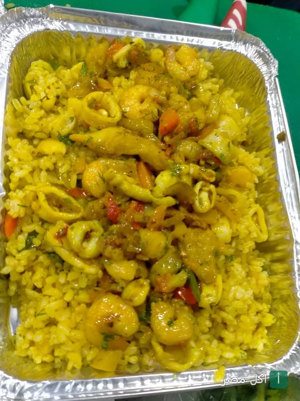 طبق أرز صيادية بالمأكولات البحرية والجمبري في مطعم بحر مقلي بالشيخ زايد