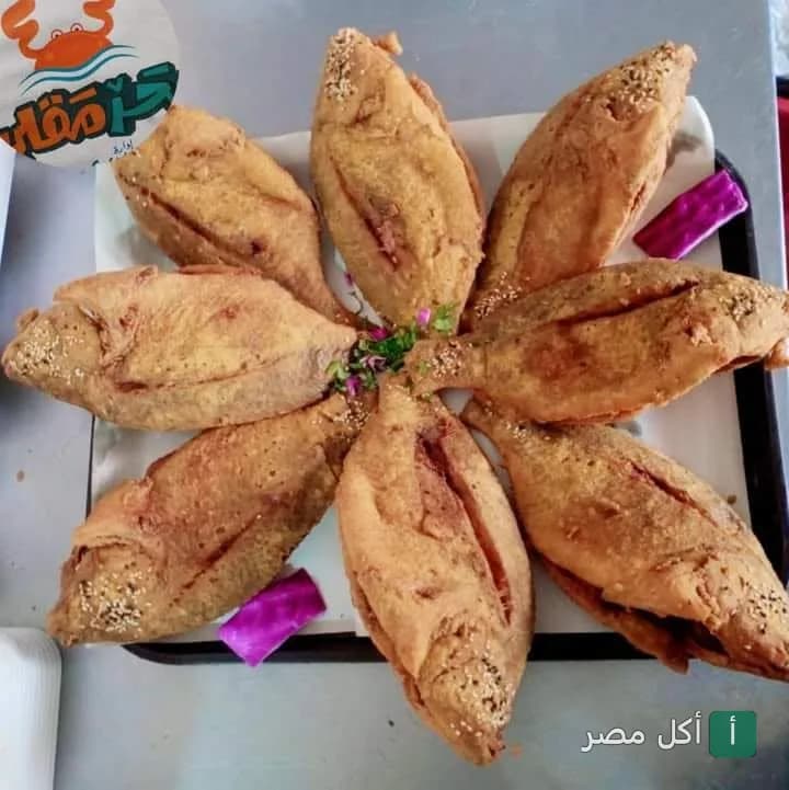 طبق سمك مقلي مقرمش مرتب على شكل وردة في مطعم بحر مقلي بالشيخ زايد.