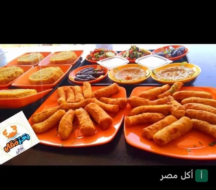 سفرة مأكولات بحرية متنوعة من مطعم بحر مقلي في الشيخ زايد