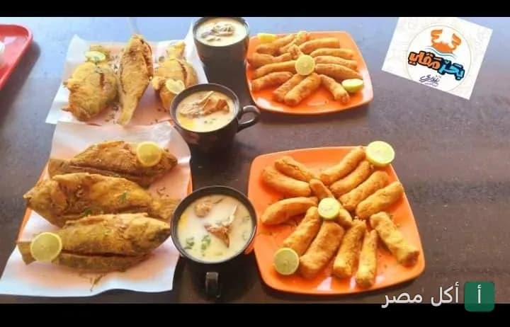 سفرة مأكولات بحرية مقلية متنوعة مع شوربة في مطعم بحر مقلي بالشيخ زايد