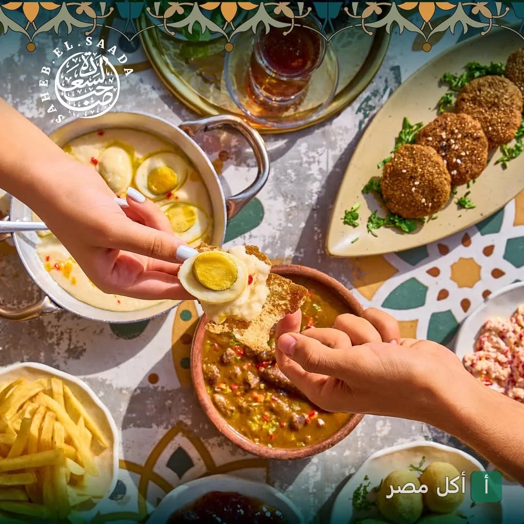 سفرة فطار مصري متنوعة من مطعم صاحب السعادة في الشيخ زايد، بتضم فول وطعمية وبيض مسلوق.
