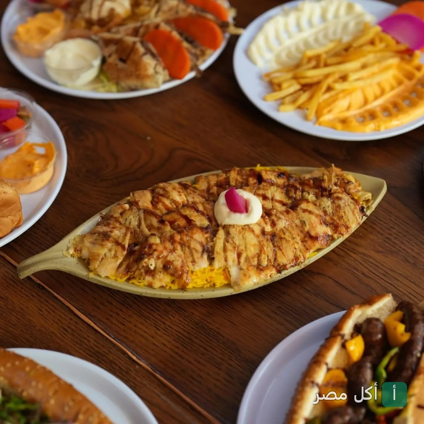 طبق شاورما دجاج على أرز أصفر في مطعم صاحب السعادة بالشيخ زايد