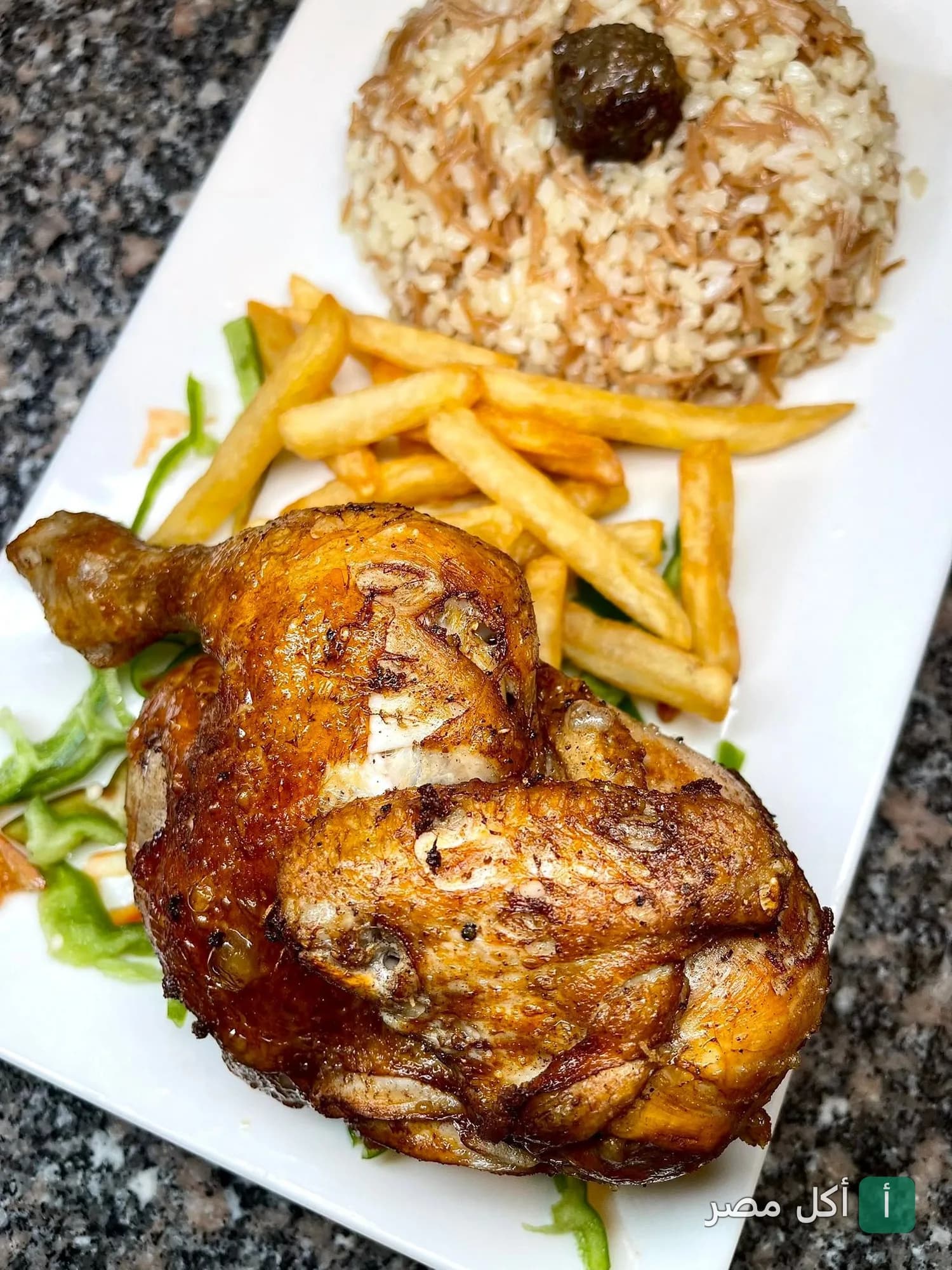 طبق دجاج مشوي مع أرز بالشعيرية وبطاطس محمرة من مطعم حواوشي الربيع في الشيخ زايد