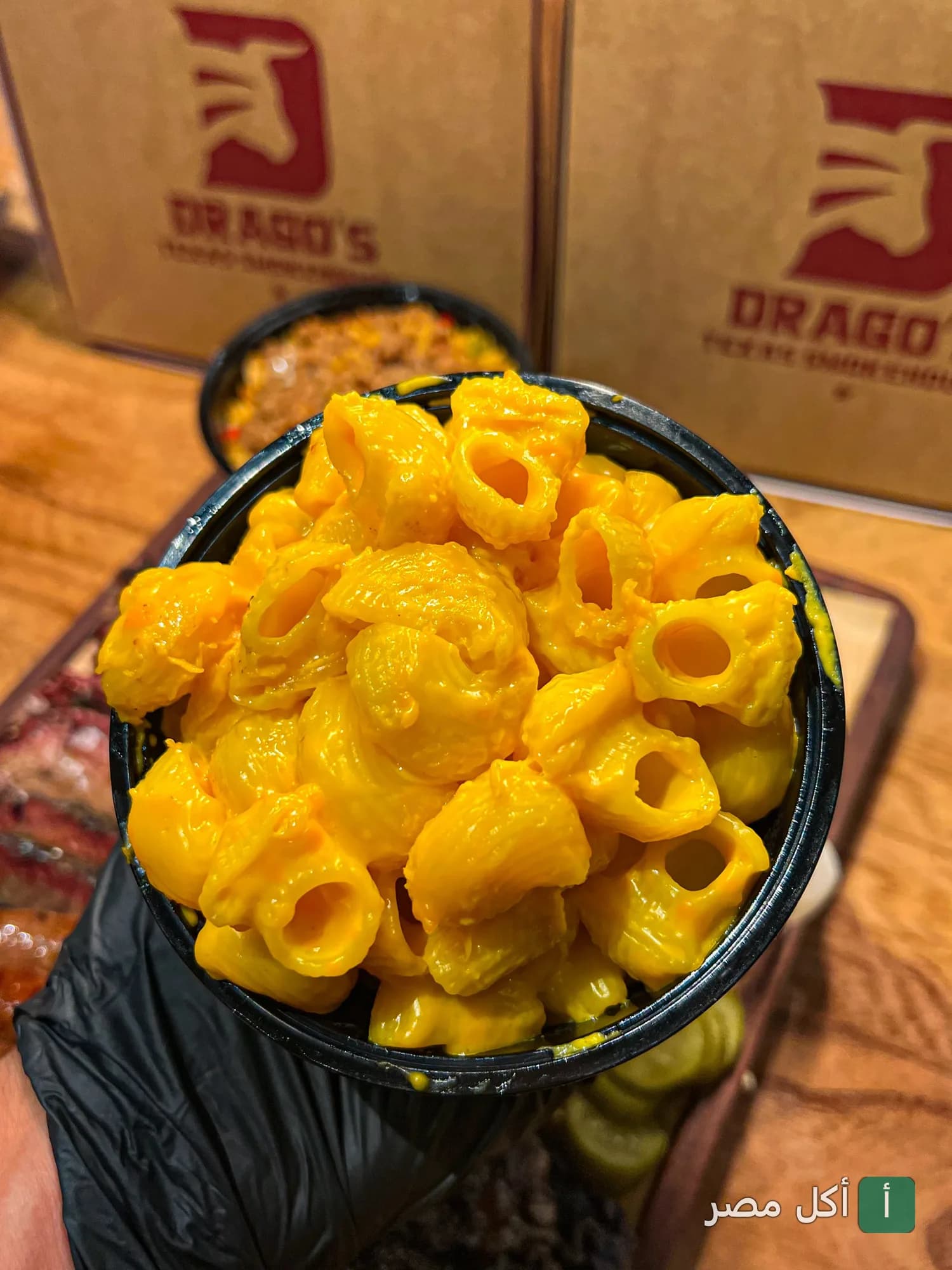 طبق ماك آند تشيز بصوص الجبنة الغني من مطعم دراجوز في بارك أفينيو الشيخ زايد.
