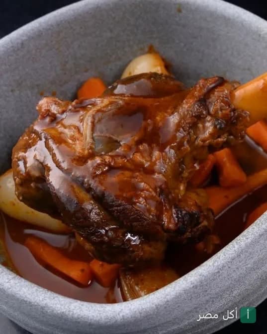 طبق موزة ضاني مطبوخة مع الجزر في مطعم SAL Restaurants بالشيخ زايد.