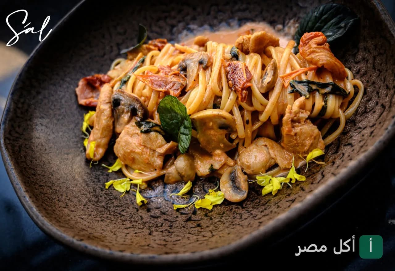 طبق مكرونة بالدجاج والمشروم في مطعم سال بالشيخ زايد