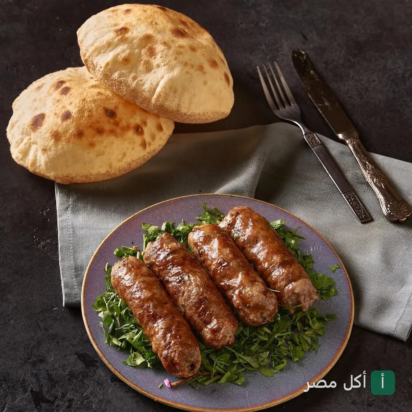 طبق كفتة مشوية على بقدونس مع خبز بلدي في مطعم الكبابجي المنوفي بالشيخ زايد.