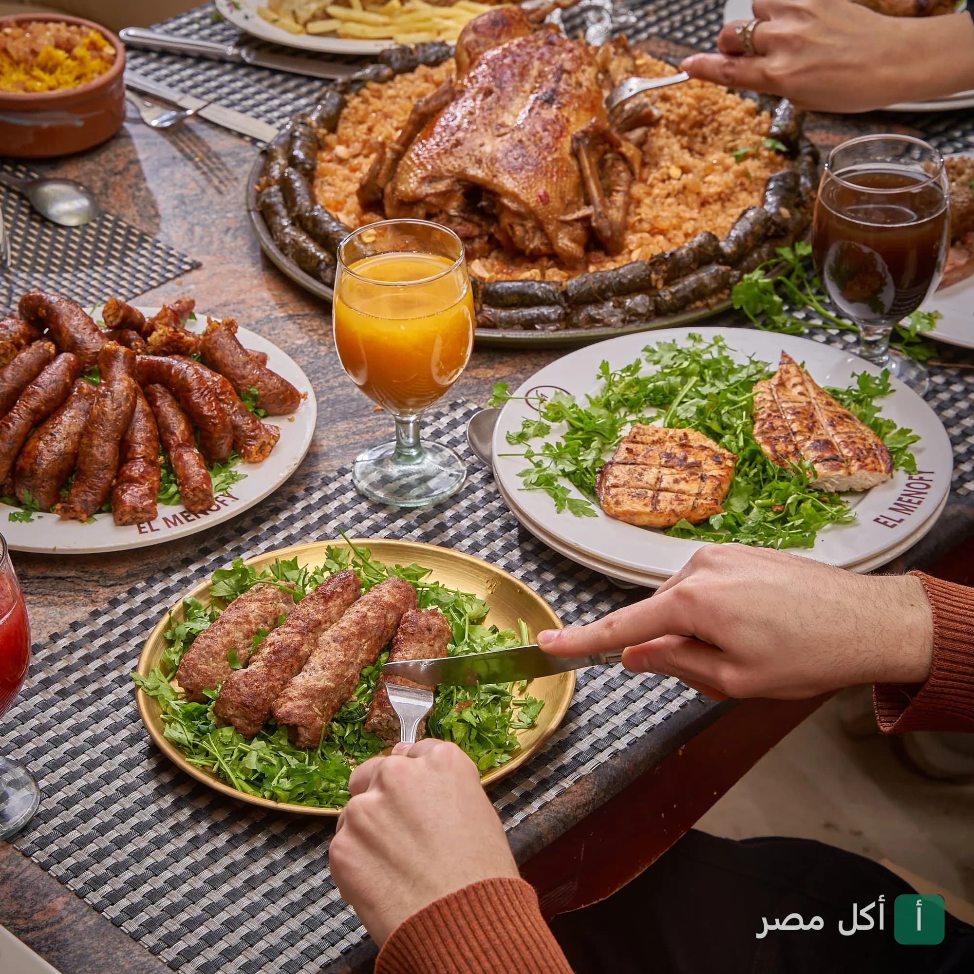 سفرة مشاوي متنوعة من الكبابجي المنوفي بفرع الشيخ زايد، تشمل كفتة، دجاج مشوي، ومحاشي.