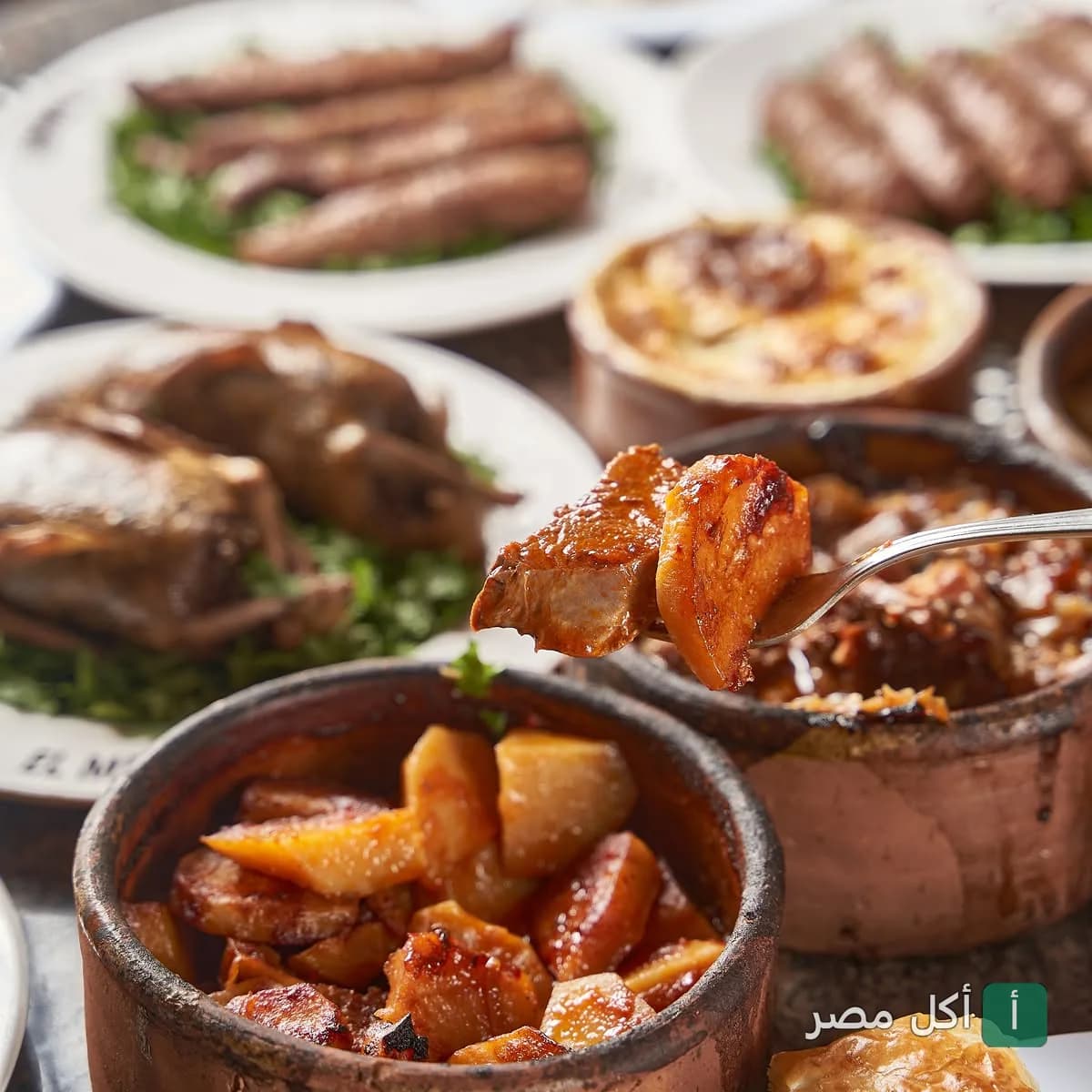 طاجن بطاطس باللحمة في مطعم الكبابجي المنوفي بفرع الشيخ زايد مع أطباق مشاوي شرقية متنوعة.