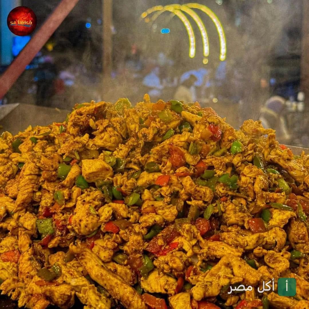 شاورما دجاج ساخنة مع الخضروات في مطعم سيفويتش بالشيخ زايد