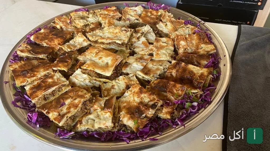 صينية جلاش باللحمة المفرومة مقدمة في مطعم حكاية حمام بالشيخ زايد