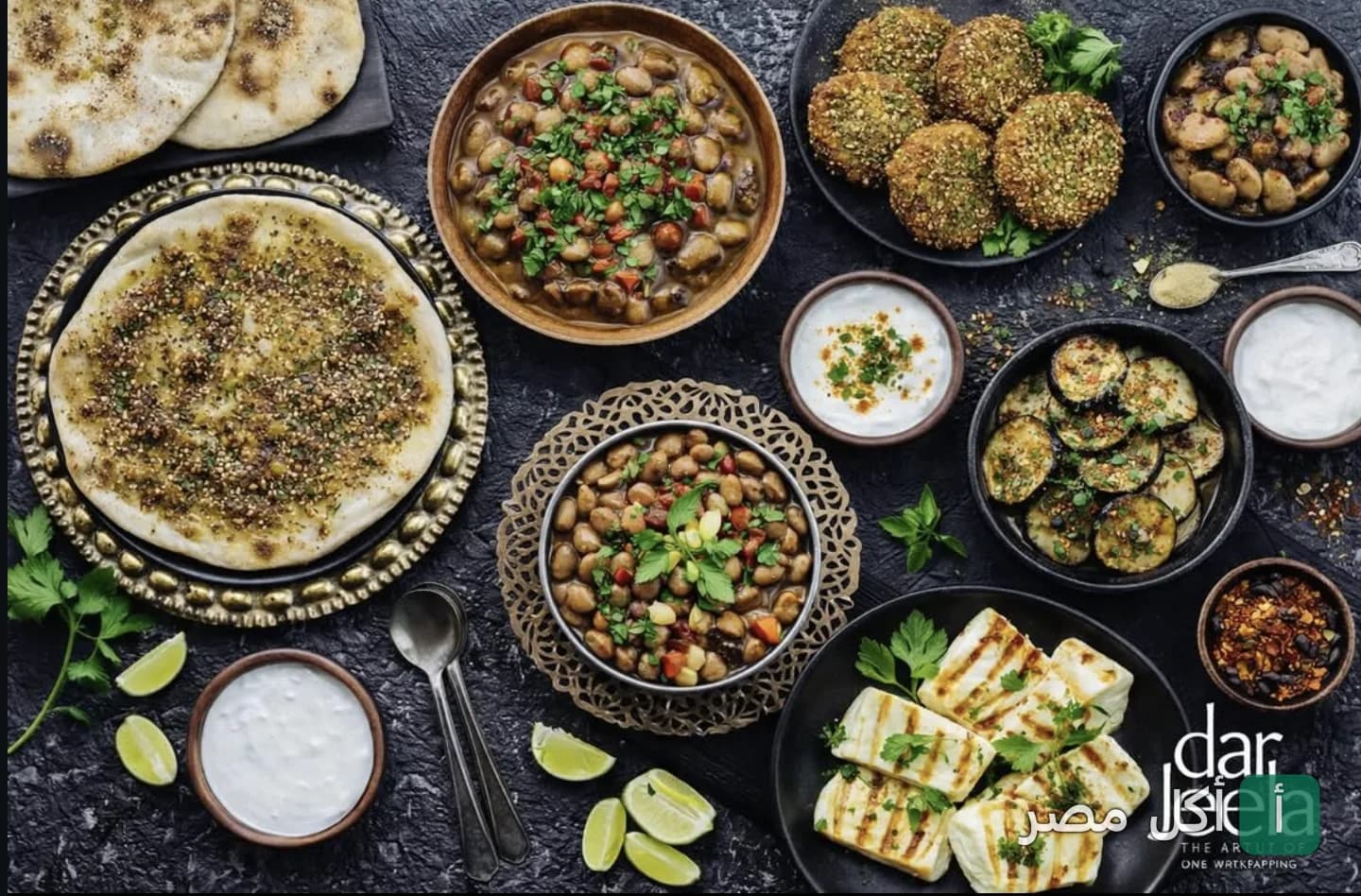تشكيلة متنوعة من الأطباق الشرقية مثل الفول والفلافل والجبنة المشوية على مائدة دارجيلا في أركان بلازا بالشيخ زايد.