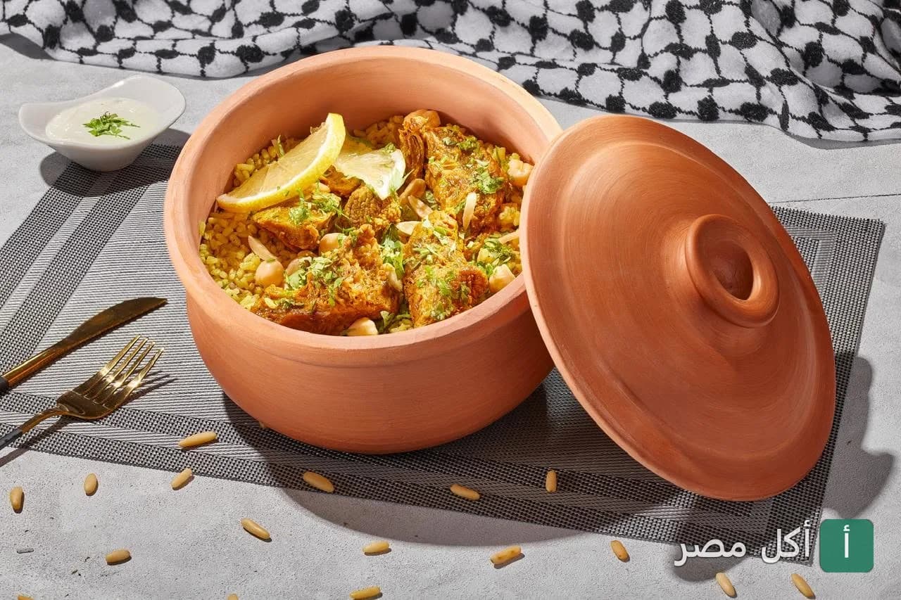 طاجن لحم بالأرز والمكسرات في مطعم وافي بالشيخ زايد