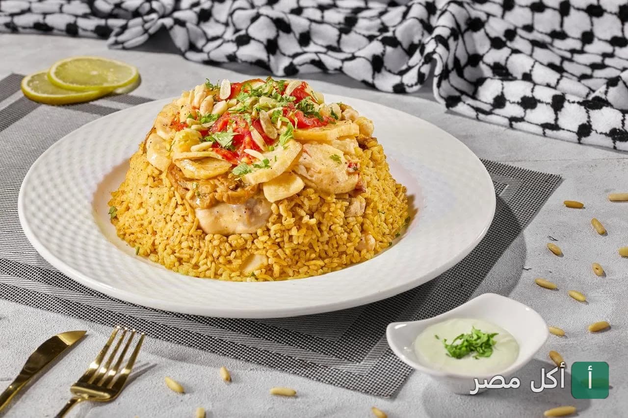 طبق أرز بالدجاج والخضار مزين بالمكسرات في مطعم وافي بالشيخ زايد.